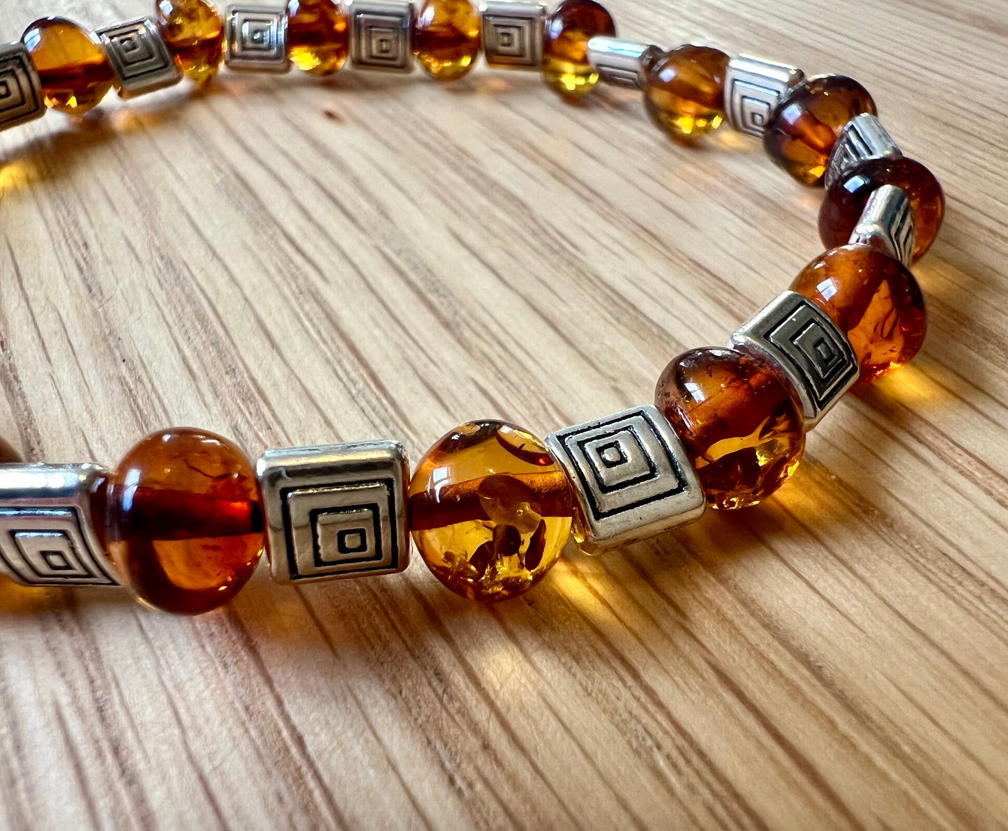 Bracelet en Ambre et carrés Argentées