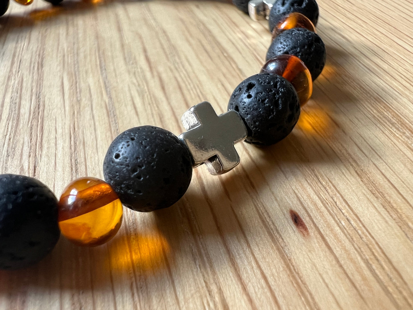 Bracelet en Ambre Cognac | Pierre de Lave | perles 7/8mm | Croix +
